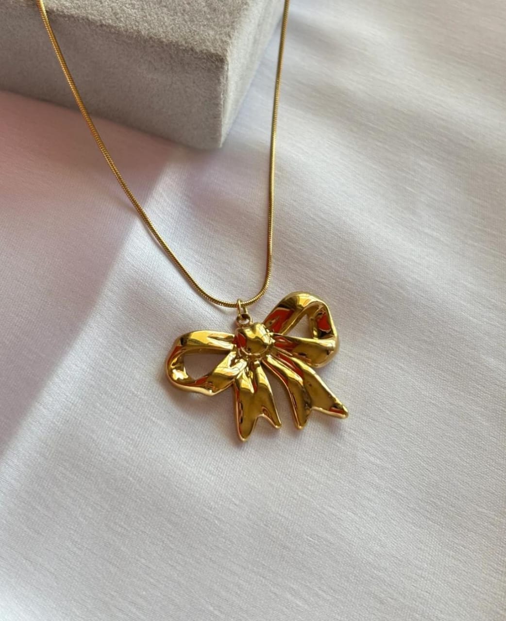BOW NACKLACE 3